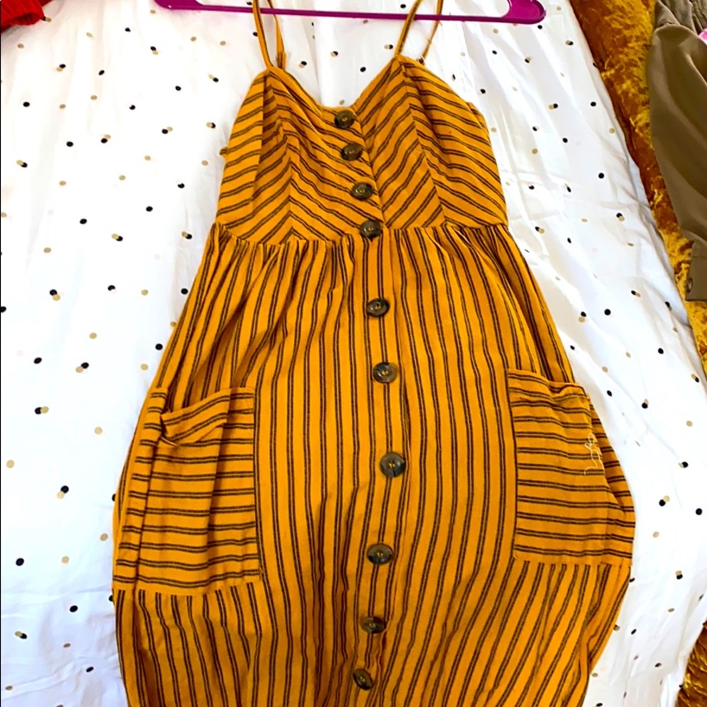 Knee length yellow sun dress with pockets buttons